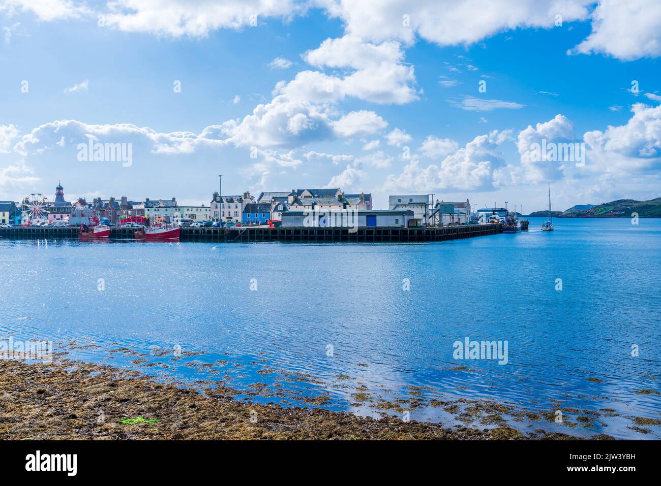 STORNOWAY, ISOLA DI LEWIS, SCOZIA, 05 AGOSTO 2022: Vista del porto di Stornoway, la città principale delle Western Isles Foto Stock