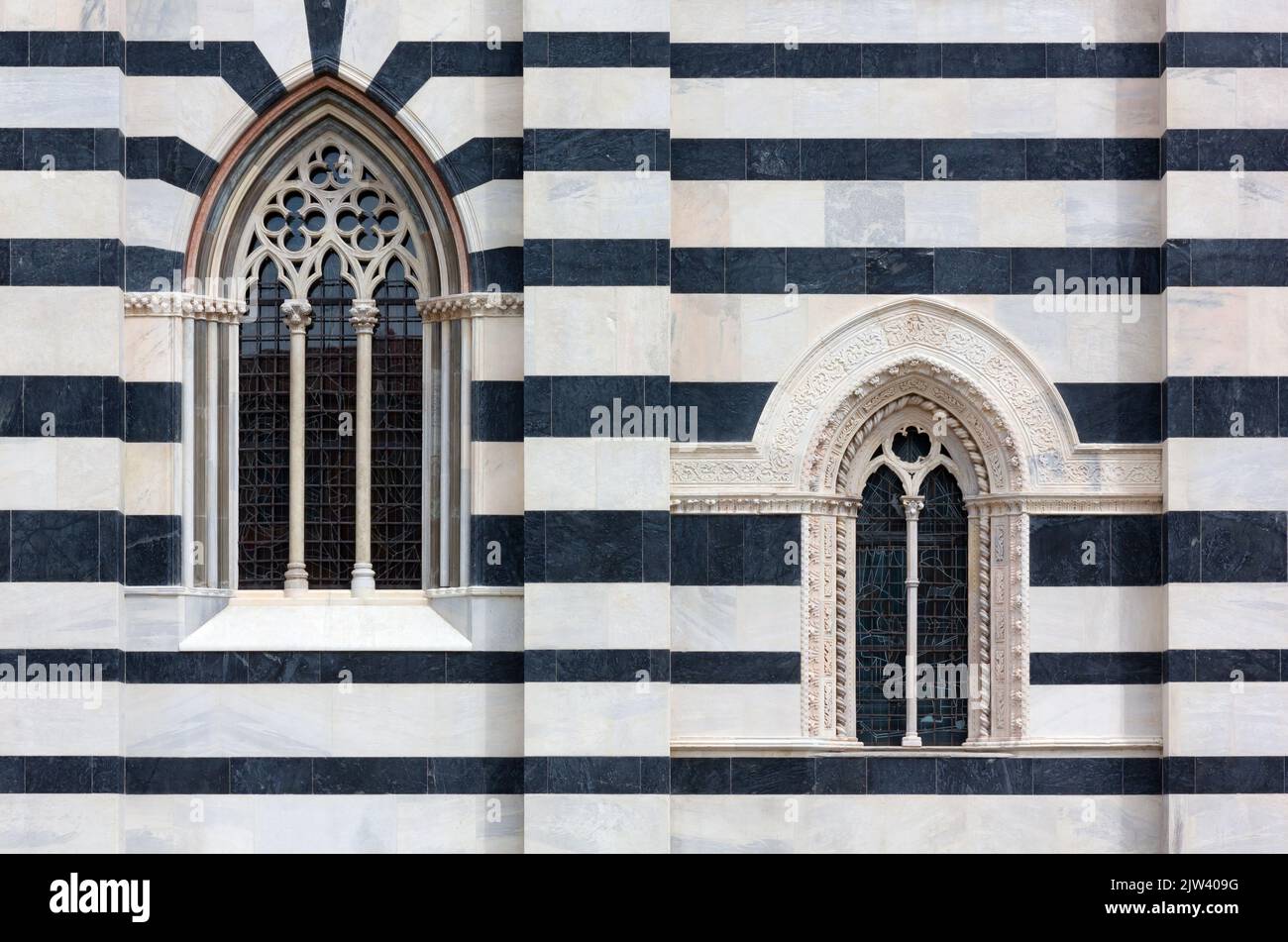 Particolare della facciata esterna del Duomo di Monza, Italia, e dei suoi marmi bimonati dopo la ristrutturazione terminata nel 2020 Foto Stock