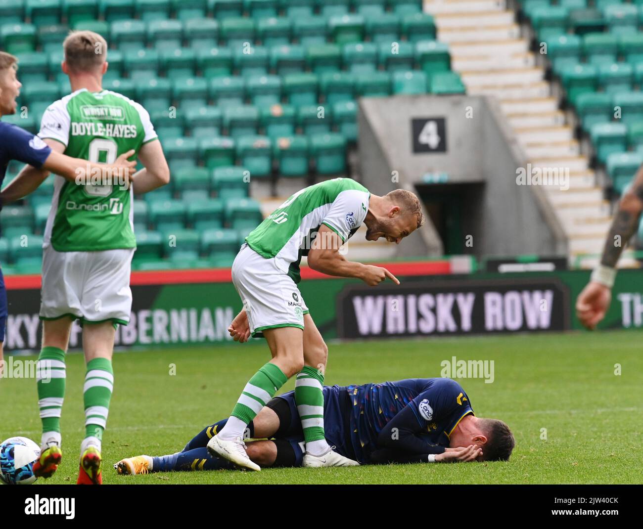 Easter Road Stadium Edinburgh.Scotland.UK.3rd Sept 22 Hibs v Kilmarnock Cinch Premiership Match Hibs Ryan Porteous stand over Kilmarnock's Kyle Lafferty After Incident Credit: eric mccowat/Alamy Live News Foto Stock