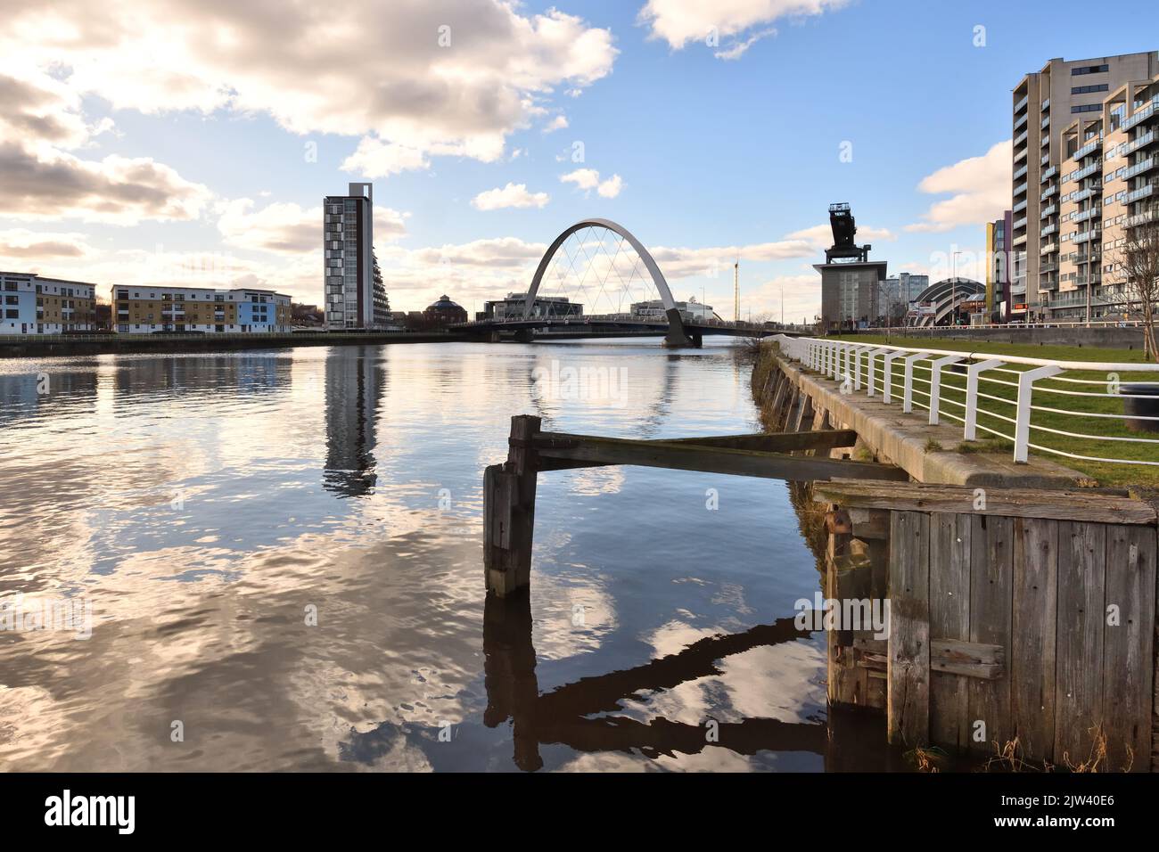 Riflessioni sul fiume Clyde a Finnieston gru Clyde arco Squinty Bridge, Glasgow, Scozia. Foto Stock