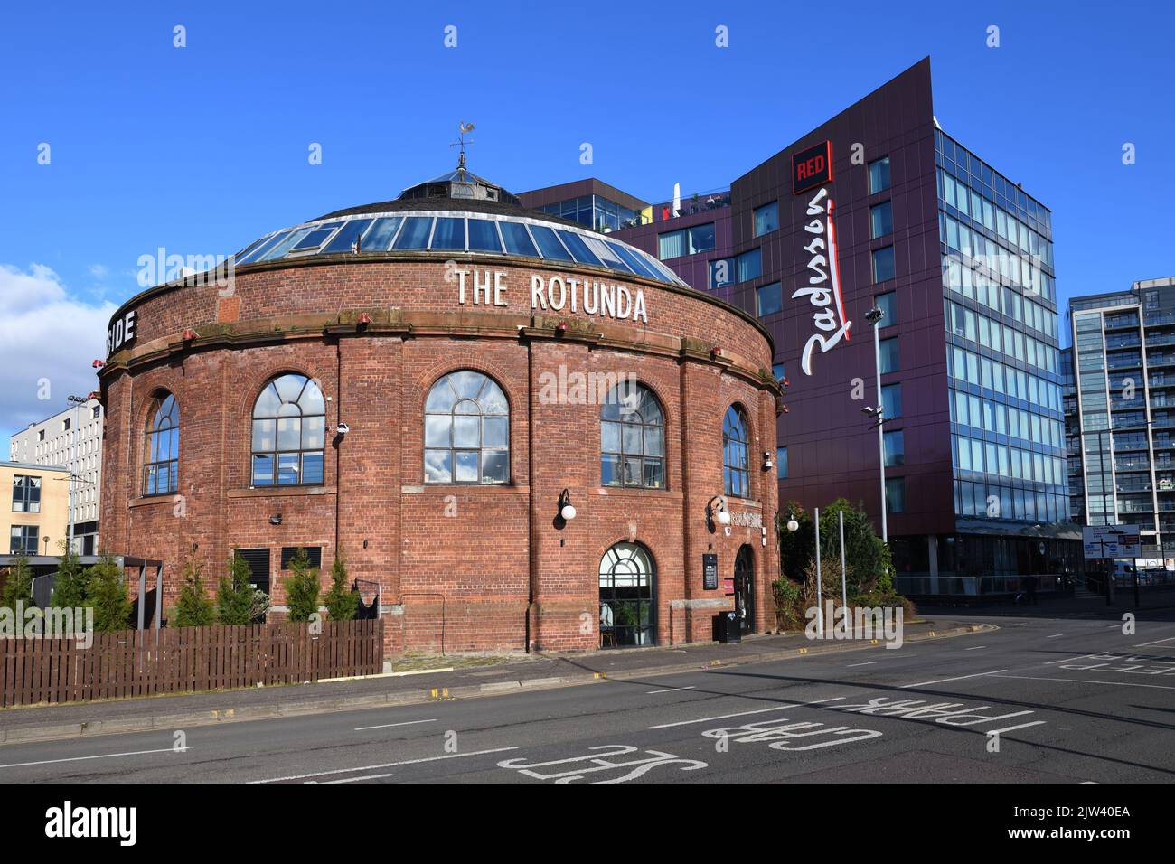 La Rotunda, sul lato nord del fiume, si ripropone come un ristorante e il Radisson Red hotel di nuova costruzione a Glasgow, Scozia. Foto Stock