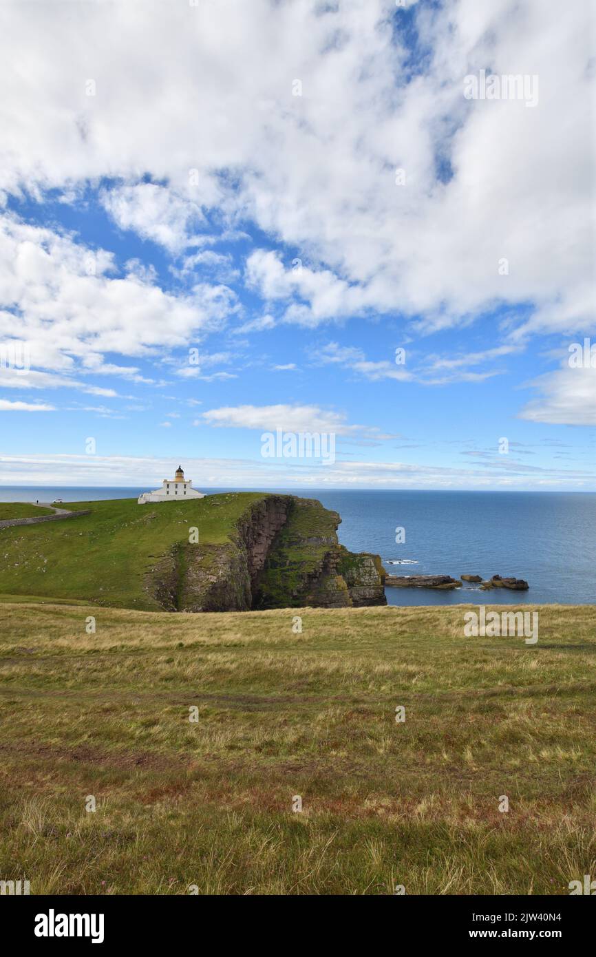 Il faro di Stoer sulla cima della scogliera e l'oceano Atlantico sulla costa nord-occidentale della Scozia, Regno Unito Foto Stock