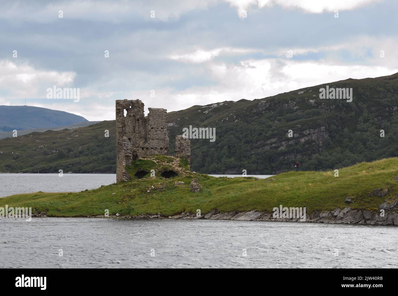 Il castello di Ardvreck è un castello in rovina risalente al 1490 e si trova su un promontorio che si aggetta in Loch Assynt a Sutherland, Scozia, Regno Unito Foto Stock