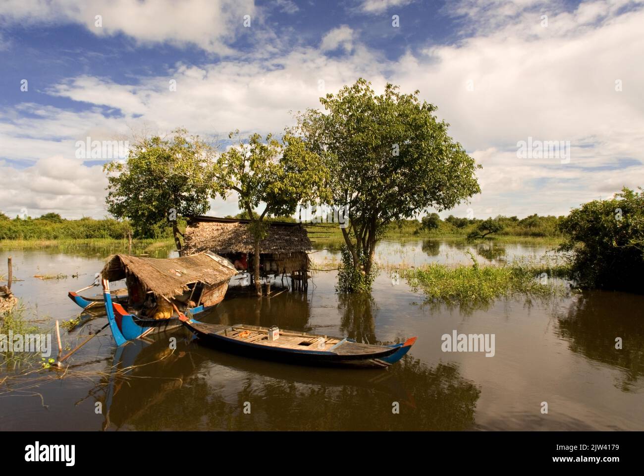 Barche sul fiume Sangker. Viaggio da Battambang a Siemp Reap, Cambogia. La siccità nel più grande lago in Cambogia mette la vita di pesci e f Foto Stock