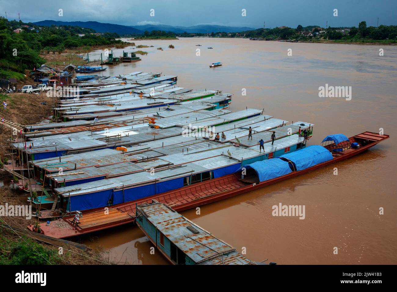 Barche nel fiume Mekong, Chiang Rai a Luang Prabang, attraversando la Thailandia al Laos in barca. Il flusso del fiume Mekong è il più basso degli ultimi 100 anni, Foto Stock