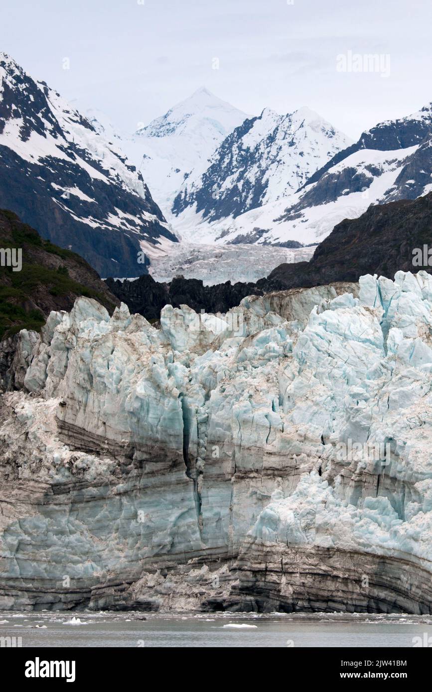 Il ghiacciaio Margerie e il monte Fairweather nel Glacier Bay National Park Alaska USA. Fusione dei ghiacciai. I ghiacciai dell'Alaska si stanno sciogliendo a un record Foto Stock