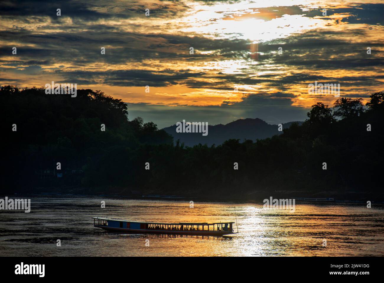 Barche nel fiume Mekong, Chiang Rai a Luang Prabang, attraversando la Thailandia al Laos in barca. Il flusso del fiume Mekong è il più basso in 100 anni, un Foto Stock