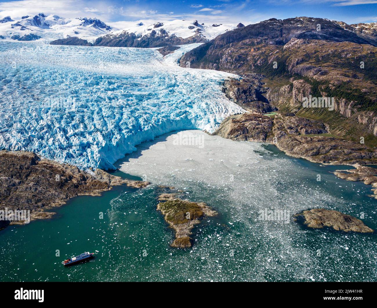 Veduta aerea del Ghiacciaio El Brujo sul bordo del canale del Sarmiento nel Parco Nazionale Bernardo o'Higgins in Patagonia Cile fiordi vicino a Puerto Natale Foto Stock