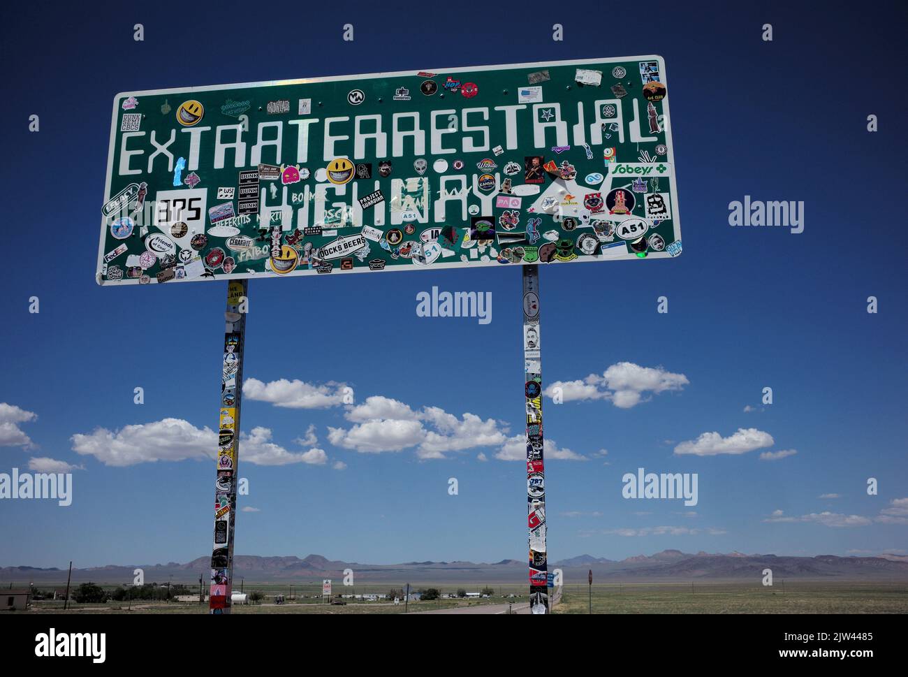 Segui le indicazioni per l'autostrada extraterrestre sulla NV-375 a Rachel, Nevada. Foto Stock
