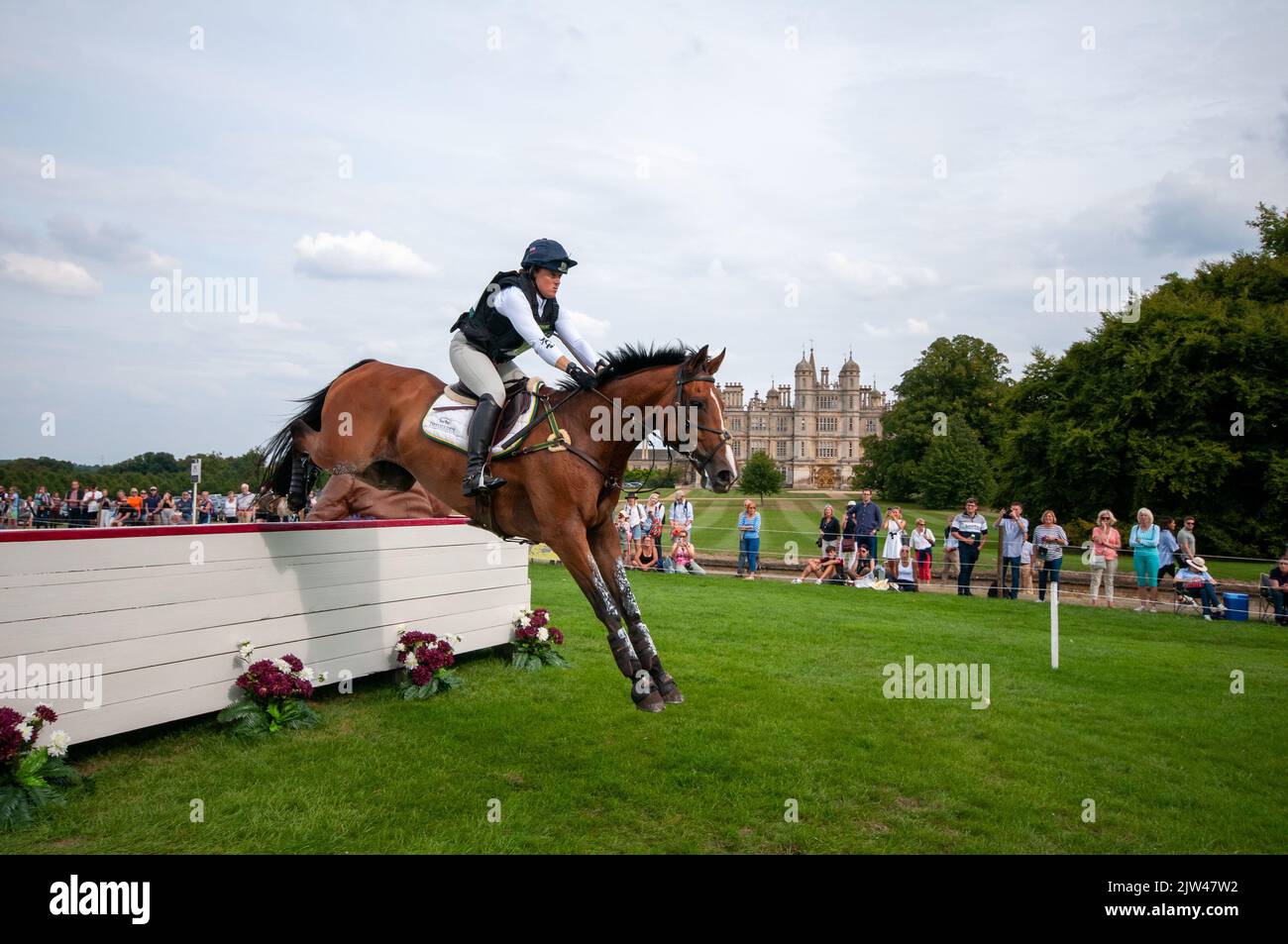 Stamford, Regno Unito. 3rd Set, 2022. Pippa Funnell cavalcando Majas Hope che rappresenta la Gran Bretagna durante la fase di Cross Country il giorno 3 delle 2022 prove a cavallo Land Rover Burghley tenutesi nei terreni di Burghley House a Stamford, Lincolnshire, Inghilterra, Regno Unito. Credit: Jonathan Clarke/Alamy Live News Foto Stock