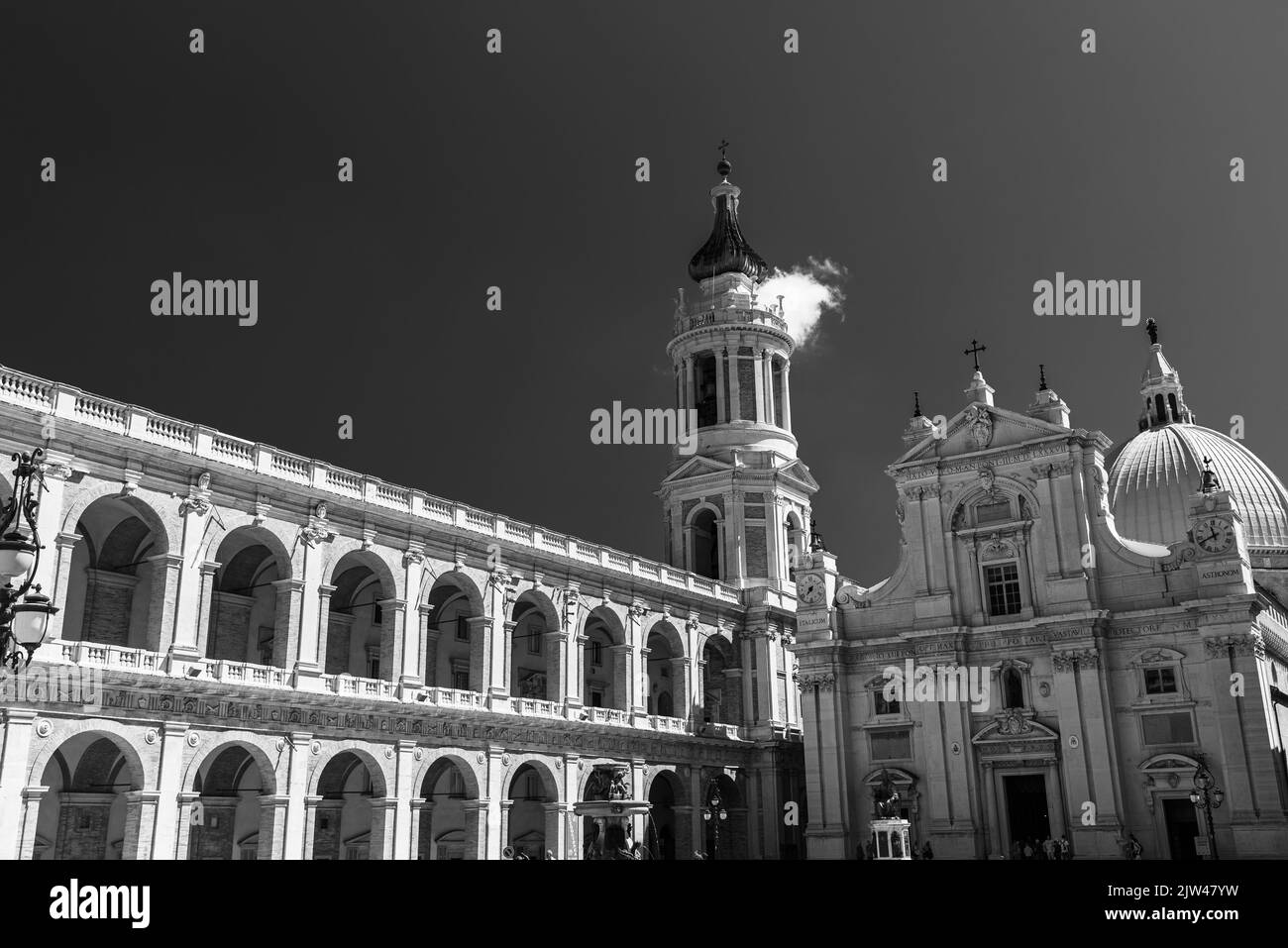 La Basilica della Santa Casa è uno dei principali luoghi di venerazione di Maria e uno dei santuari mariani più importanti e visitati dei Catoli Foto Stock