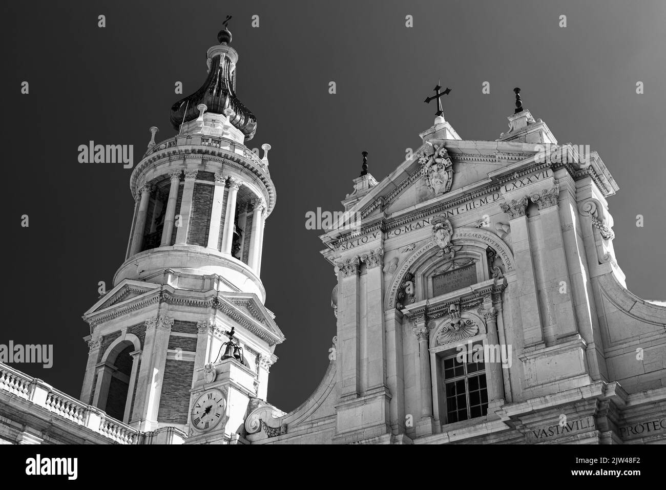 La Basilica della Santa Casa è uno dei principali luoghi di venerazione di Maria e uno dei santuari mariani più importanti e visitati dei Catoli Foto Stock