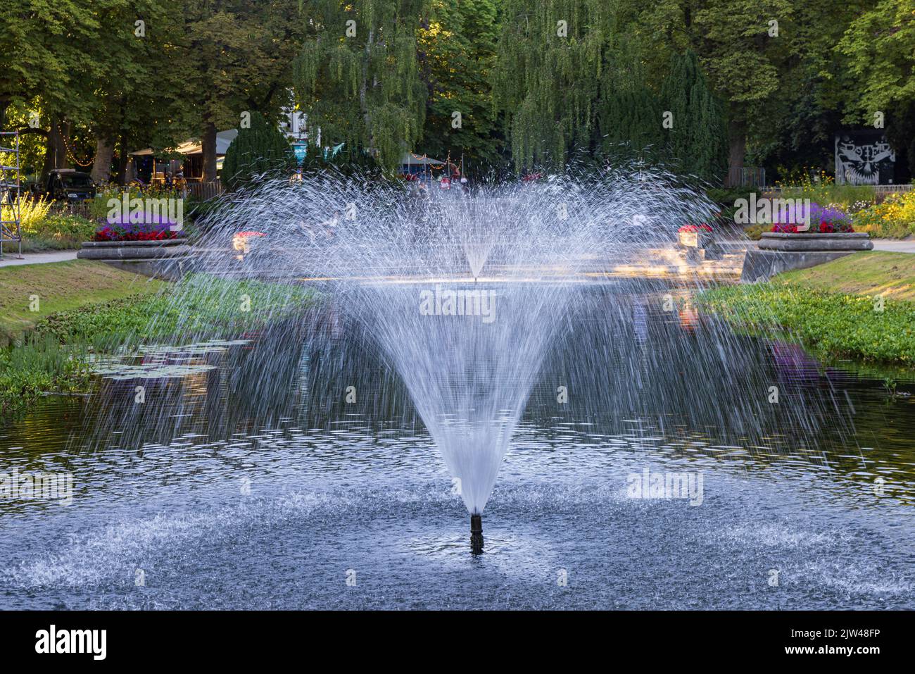 Fontane e grande stagno classico circondato da fiori nel parco pubblico Noorderplantsoen nella città di Groningen, nei Paesi Bassi Foto Stock