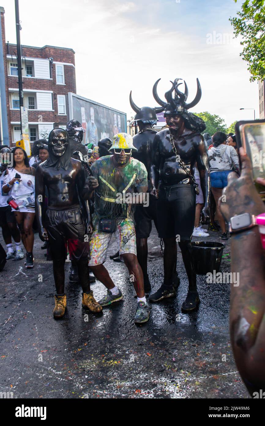 NOTTING HILL, LONDRA, INGHILTERRA - 28 agosto 2022: Persone che partecipano alla celebrazione di apertura di J'Ouvert del Carnevale di Notting Hill 2022 Foto Stock
