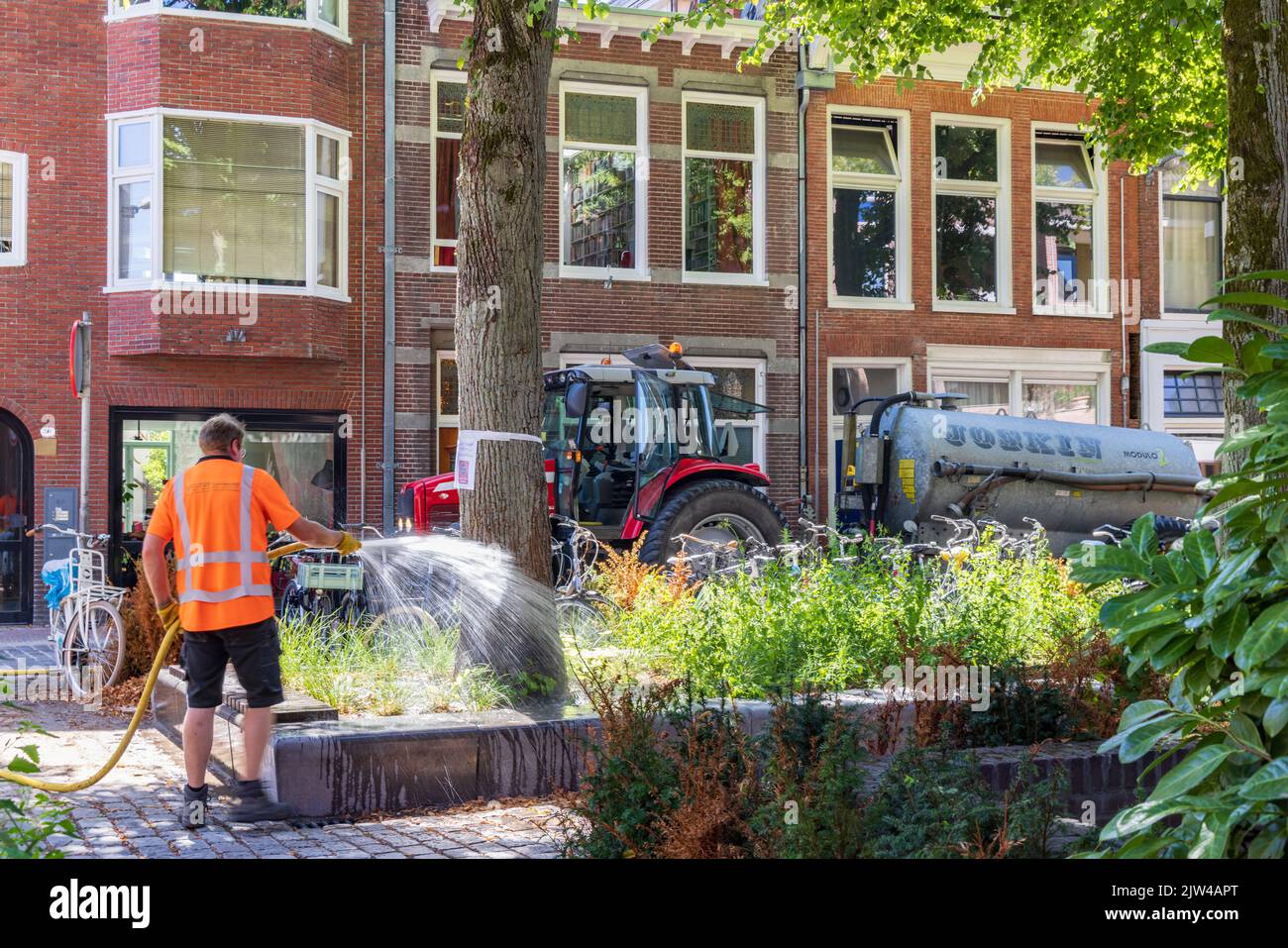 Groningen, Paesi Bassi - 12 agosto 2022: Annaffiare i fiori e le piante nel centro della città di Groningen, nei Paesi Bassi. Foto Stock