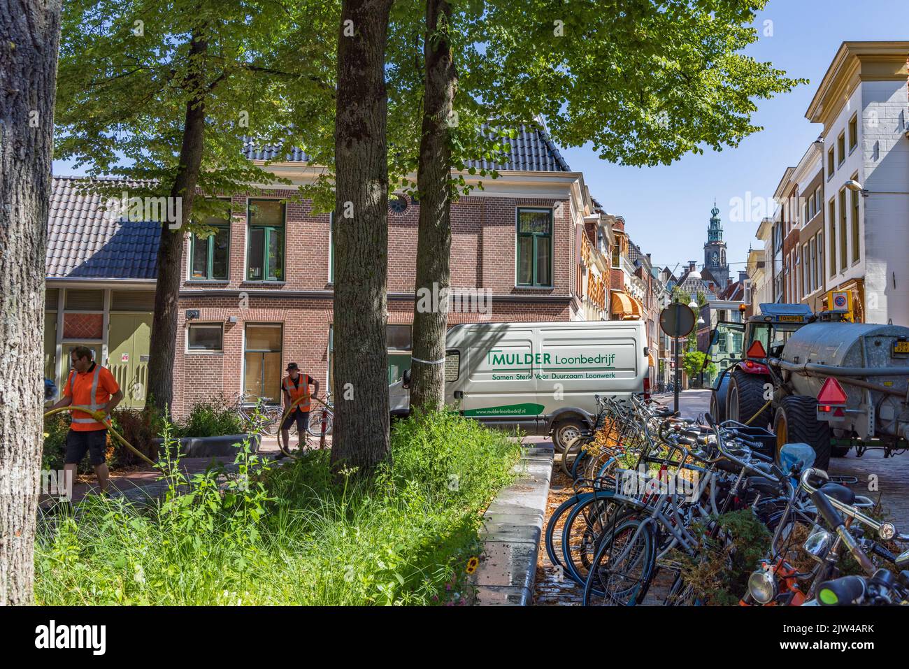 Groningen, Paesi Bassi - 12 agosto 2022: Annaffiare i fiori e le piante nel centro della città di Groningen, nei Paesi Bassi. Foto Stock