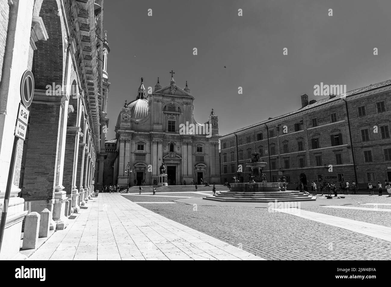 La Basilica della Santa Casa è uno dei principali luoghi di venerazione di Maria e uno dei santuari mariani più importanti e visitati dei Catoli Foto Stock