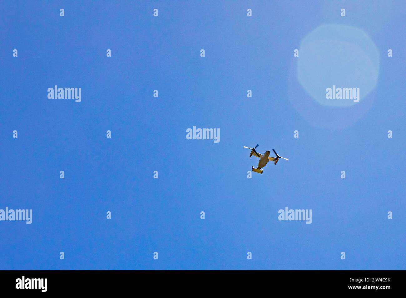 Sapinero, Colorado - Un velivolo militare V-22 Osprey Tiltrotor vola sopra la riserva Blue Mesa del Colorado. Foto Stock