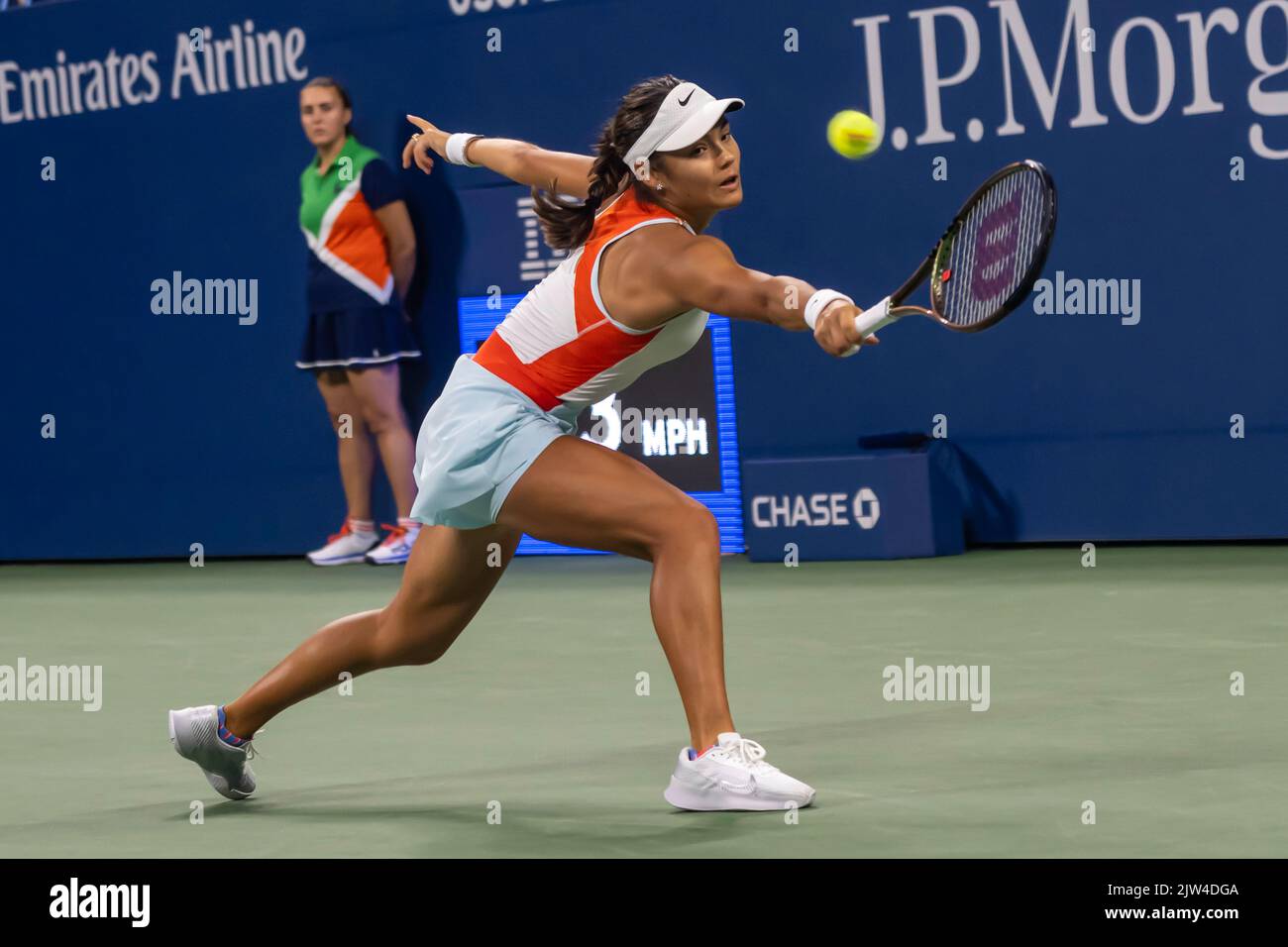 Emma Raducanu (GBR) durante il suo primo round perso al 2022 US Open Tennis. Foto Stock