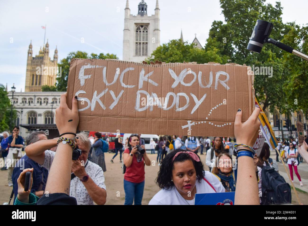 Londra, Regno Unito. 3rd settembre 2022. Un protester pro-choice tiene un messaggio per il gruppo anti-aborto. I manifestanti pro-choice si sono riuniti in Piazza del Parlamento in risposta alla marcia per la vita, un rally anti-aborto, che si stava svolgendo. I gruppi anti-aborto nel Regno Unito sono stati incoraggiati dagli eventi negli Stati Uniti, con relazioni che suggeriscono che i gruppi di interesse statunitensi stanno finanziando campagne anti-aborto nel Regno Unito. Credit: Vuk Valcic/Alamy Live News Foto Stock