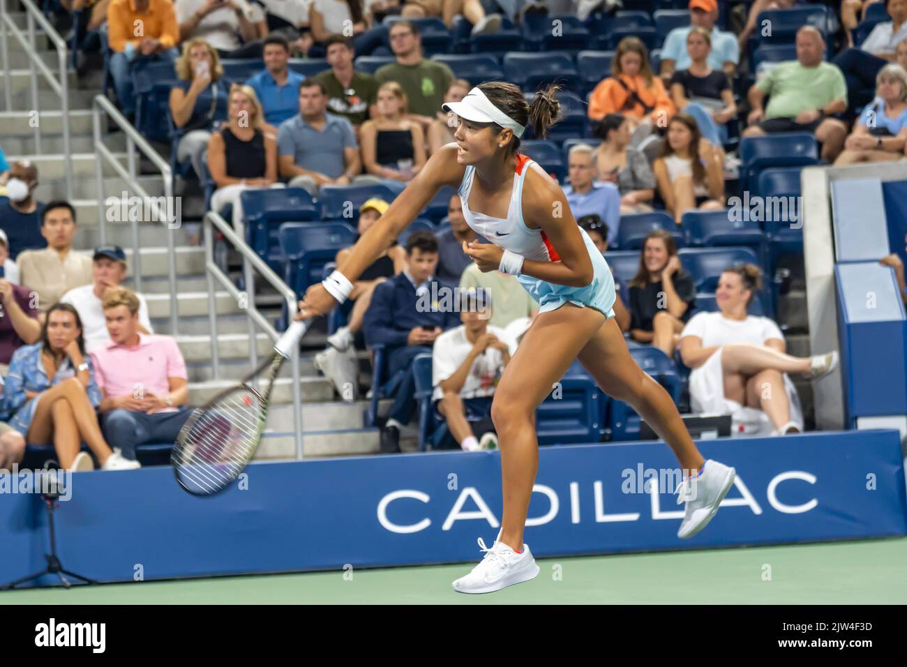 Emma Raducanu (GBR) durante il suo primo round perso al 2022 US Open Tennis. Foto Stock