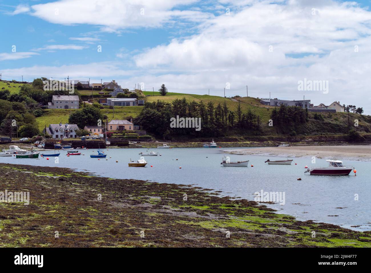 Clonakilty, Irlanda, 2 luglio 2022. La costa dell'Irlanda. Piccole barche da pesca sono ancorate in baia con la bassa marea. Pittoresco mare. Pesca europea / Foto Stock