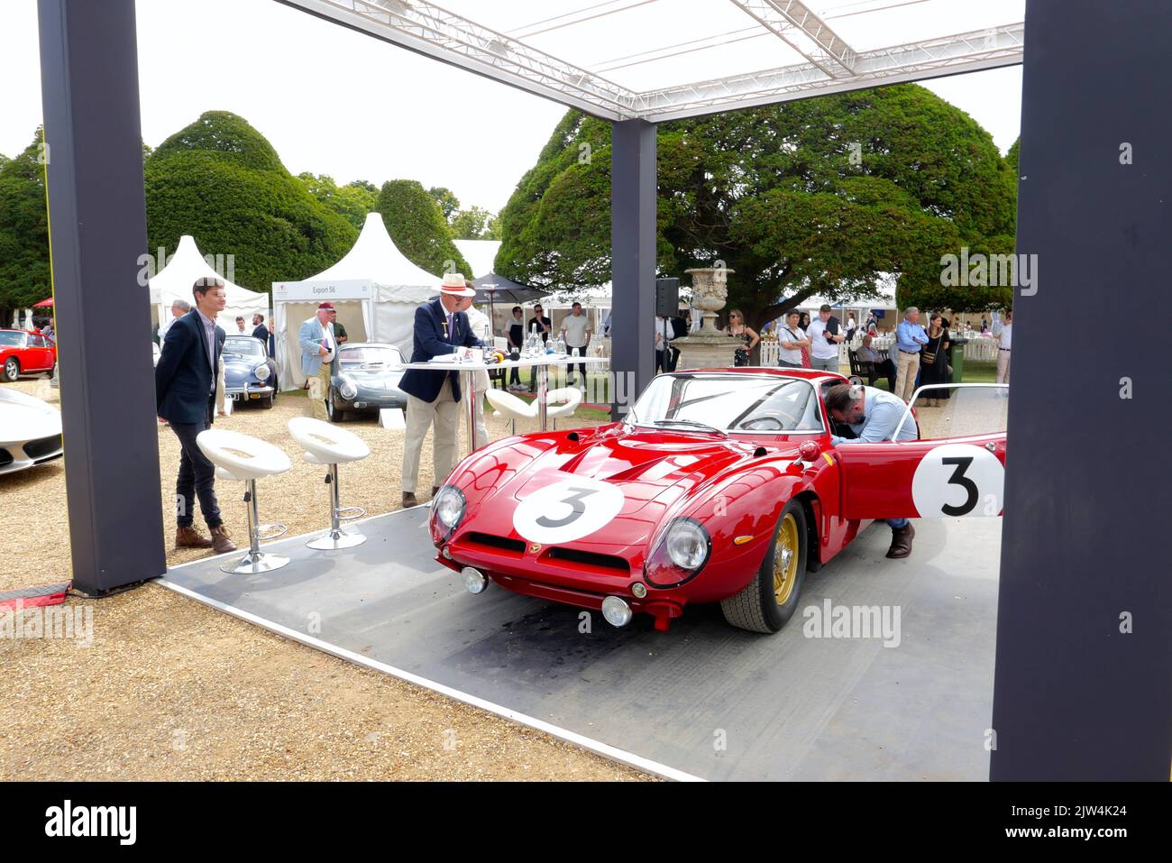 I Concours of Elegance hanno riunito ancora una volta una selezione di 60 delle auto più rarissime di tutto il mondo – molte delle quali non saranno mai state viste prima nel Regno Unito. Molte delle vetture Concours parteciperanno anche a un tour di 2 giorni in auto nei giorni che si protranno per l'evento principale di Concours. Il vincitore del Concours of Elegance non viene selezionato da una giuria, ma dagli stessi proprietari delle vetture. A ciascun partecipante viene chiesto di votare sugli altri modelli esposti per decidere quale vettura è considerata come la ‘migliore di spettacolo’. Foto Stock