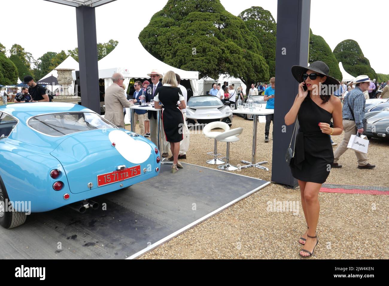 I Concours of Elegance hanno riunito ancora una volta una selezione di 60 delle auto più rarissime di tutto il mondo – molte delle quali non saranno mai state viste prima nel Regno Unito. Molte delle vetture Concours parteciperanno anche a un tour di 2 giorni in auto nei giorni che si protranno per l'evento principale di Concours. Il vincitore del Concours of Elegance non viene selezionato da una giuria, ma dagli stessi proprietari delle vetture. A ciascun partecipante viene chiesto di votare sugli altri modelli esposti per decidere quale vettura è considerata come la ‘migliore di spettacolo’. Foto Stock