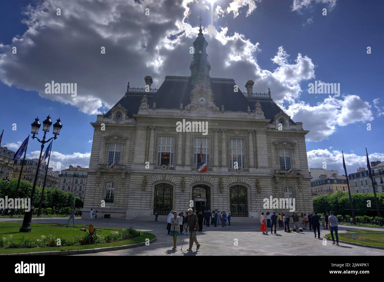 Parigi, Francia - 28 maggio 2022: Mairie de Levallois (Municipio) con numerosi movimenti sfocati pedoni fuori a seguito di una funzione Foto Stock