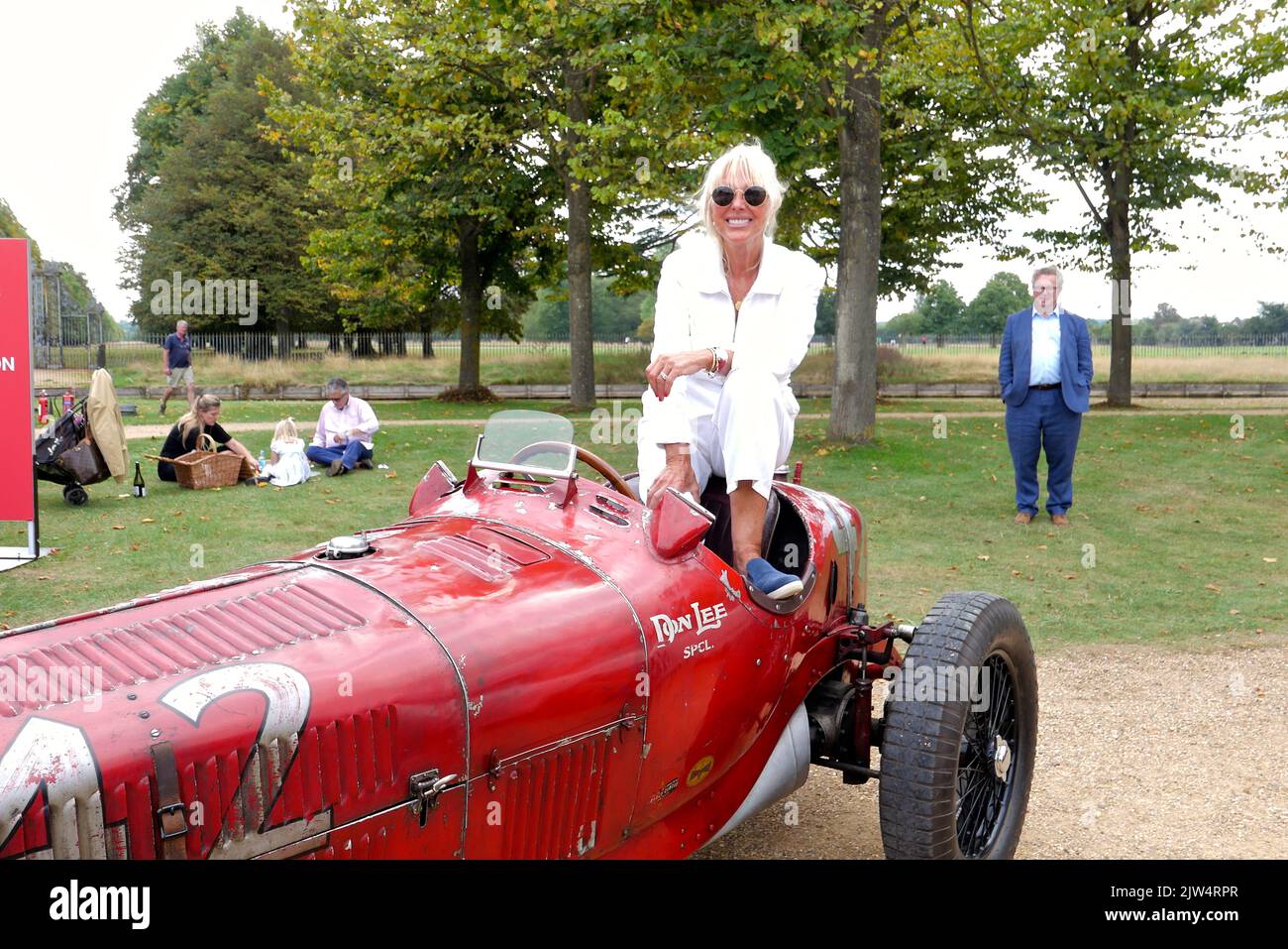 I Concours of Elegance hanno riunito ancora una volta una selezione di 60 delle auto più rarissime di tutto il mondo – molte delle quali non saranno mai state viste prima nel Regno Unito. Molte delle vetture Concours parteciperanno anche a un tour di 2 giorni in auto nei giorni che si protranno per l'evento principale di Concours. Il vincitore del Concours of Elegance non viene selezionato da una giuria, ma dagli stessi proprietari delle vetture. A ciascun partecipante viene chiesto di votare sugli altri modelli esposti per decidere quale vettura è considerata come la ‘migliore di spettacolo’. Foto Stock