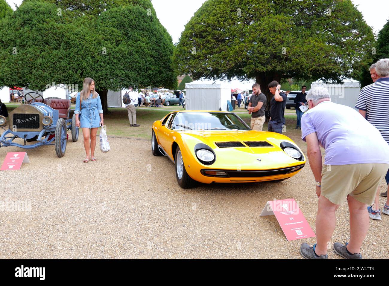 I Concours of Elegance hanno riunito ancora una volta una selezione di 60 delle auto più rarissime di tutto il mondo – molte delle quali non saranno mai state viste prima nel Regno Unito. Molte delle vetture Concours parteciperanno anche a un tour di 2 giorni in auto nei giorni che si protranno per l'evento principale di Concours. Il vincitore del Concours of Elegance non viene selezionato da una giuria, ma dagli stessi proprietari delle vetture. A ciascun partecipante viene chiesto di votare sugli altri modelli esposti per decidere quale vettura è considerata come la ‘migliore di spettacolo’. Foto Stock