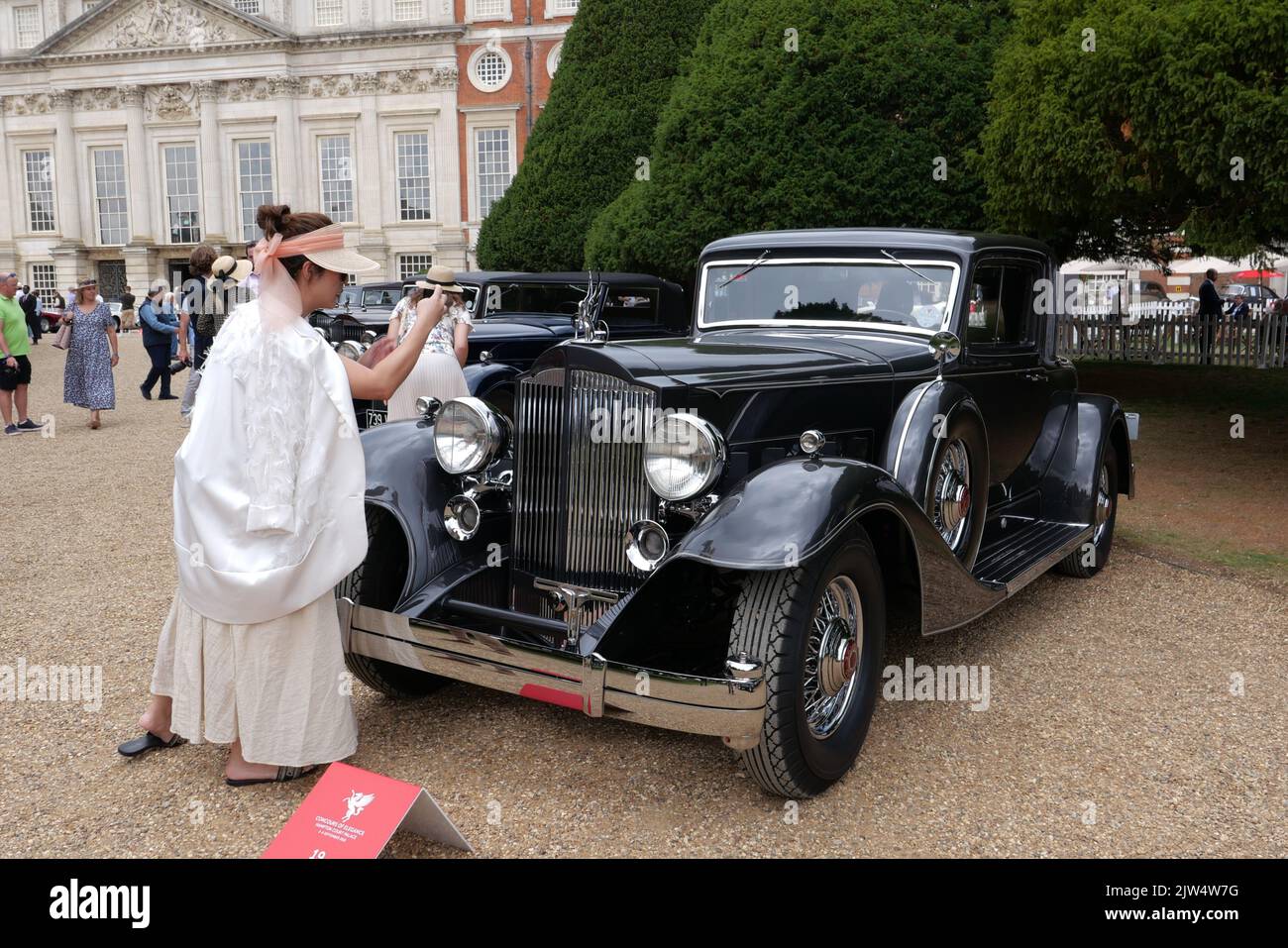 I Concours of Elegance hanno riunito ancora una volta una selezione di 60 delle auto più rarissime di tutto il mondo – molte delle quali non saranno mai state viste prima nel Regno Unito. Molte delle vetture Concours parteciperanno anche a un tour di 2 giorni in auto nei giorni che si protranno per l'evento principale di Concours. Il vincitore del Concours of Elegance non viene selezionato da una giuria, ma dagli stessi proprietari delle vetture. A ciascun partecipante viene chiesto di votare sugli altri modelli esposti per decidere quale vettura è considerata come la ‘migliore di spettacolo’. Foto Stock