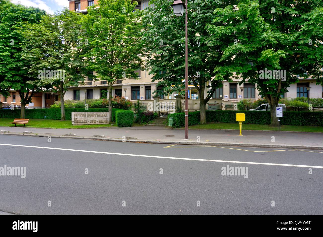 Parigi, Francia - 29 maggio 2022: Esterno dell'ospedale Neuilly sur Seine Foto Stock
