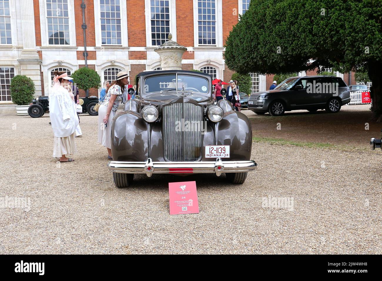 I Concours of Elegance hanno riunito ancora una volta una selezione di 60 delle auto più rarissime di tutto il mondo – molte delle quali non saranno mai state viste prima nel Regno Unito. Molte delle vetture Concours parteciperanno anche a un tour di 2 giorni in auto nei giorni che si protranno per l'evento principale di Concours. Il vincitore del Concours of Elegance non viene selezionato da una giuria, ma dagli stessi proprietari delle vetture. A ciascun partecipante viene chiesto di votare sugli altri modelli esposti per decidere quale vettura è considerata come la ‘migliore di spettacolo’. Foto Stock