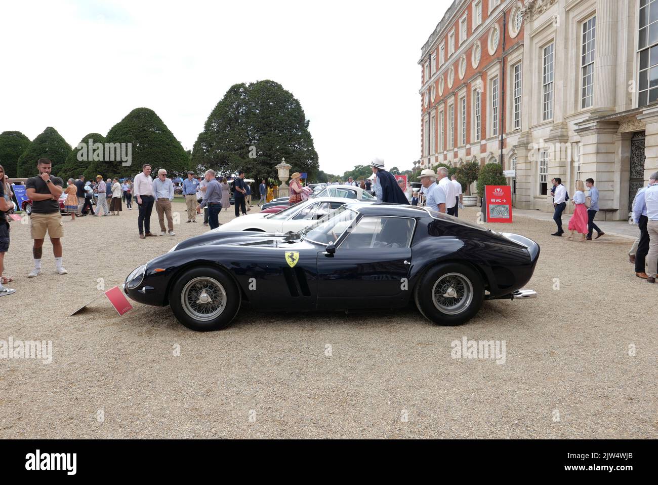 I Concours of Elegance hanno riunito ancora una volta una selezione di 60 delle auto più rarissime di tutto il mondo – molte delle quali non saranno mai state viste prima nel Regno Unito. Molte delle vetture Concours parteciperanno anche a un tour di 2 giorni in auto nei giorni che si protranno per l'evento principale di Concours. Il vincitore del Concours of Elegance non viene selezionato da una giuria, ma dagli stessi proprietari delle vetture. A ciascun partecipante viene chiesto di votare sugli altri modelli esposti per decidere quale vettura è considerata come la ‘migliore di spettacolo’. Foto Stock