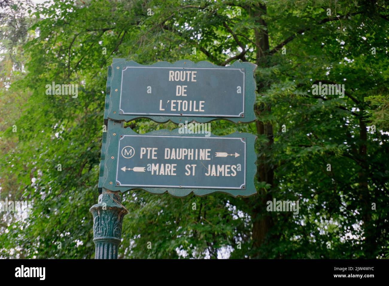 Parigi, Francia - 29 maggio 2022: Segnaletica a Bois de Boulogne che indica Route de l'Etoile e strada per la stazione della metropolitana di Port Dauphine e Mare St James Foto Stock