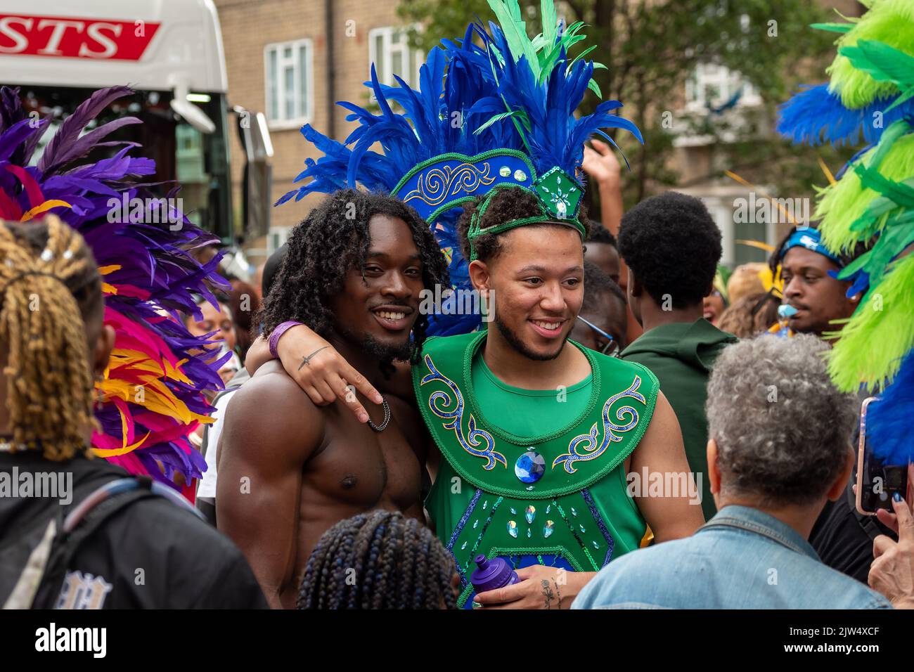 Londra, Inghilterra, Regno Unito - 29 agosto 2022: Giovani vestiti per il carnevale con piume di colori diversi sulle strade, a Notting Hill Foto Stock