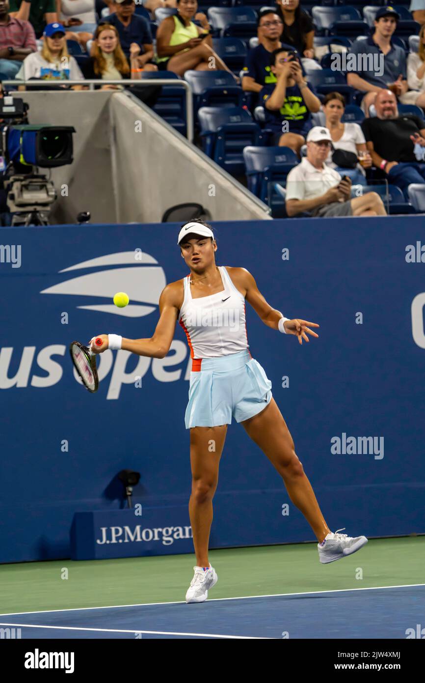 Emma Raducanu (GBR) durante il suo primo round perso al 2022 US Open Tennis. Foto Stock