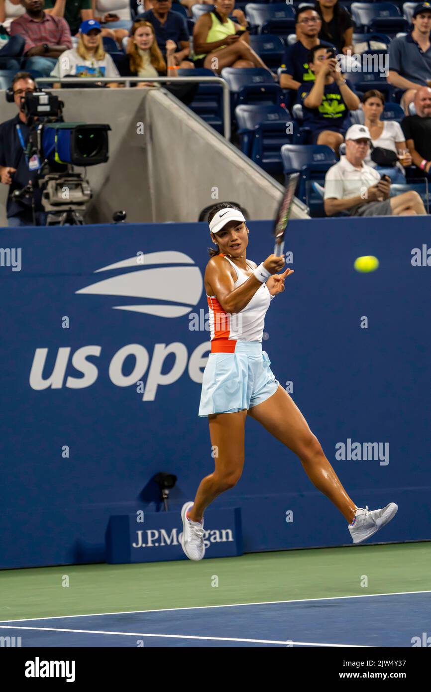 Emma Raducanu (GBR) durante il suo primo round perso al 2022 US Open Tennis. Foto Stock