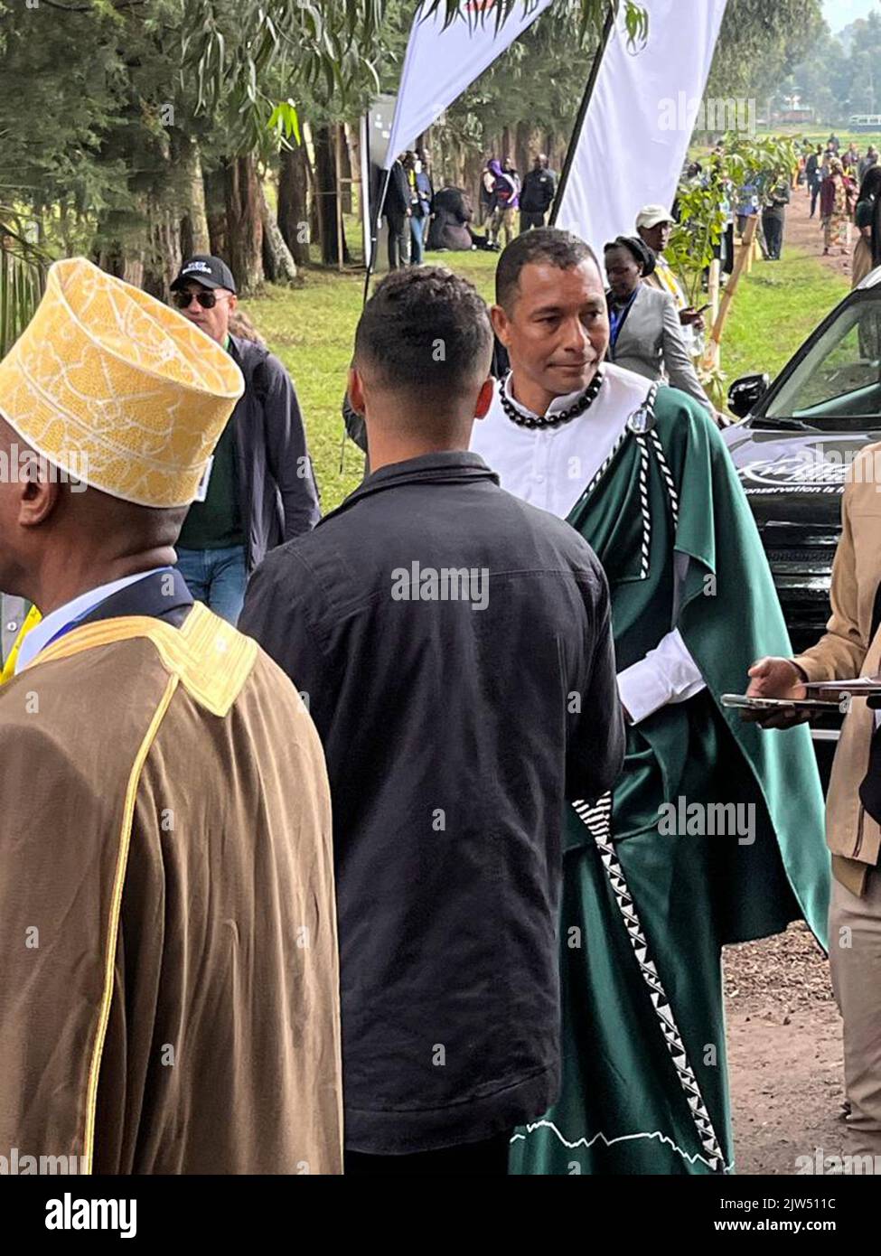 Nyungwe, Rwanda - 2nd settembre 2022 Internazionale ed ex calciatore Arsenale brasiliano - Gilberto Silva nomina un gorilla, nella famosa “cerimonia di denominazione di Gorilla” del Ruanda - nella zona delle foreste pluviali dove gli esploratori della vita selvaggia famosi Diane Fossey e Sir Richard Attenborough viaggiarono anni fa Foto Stock