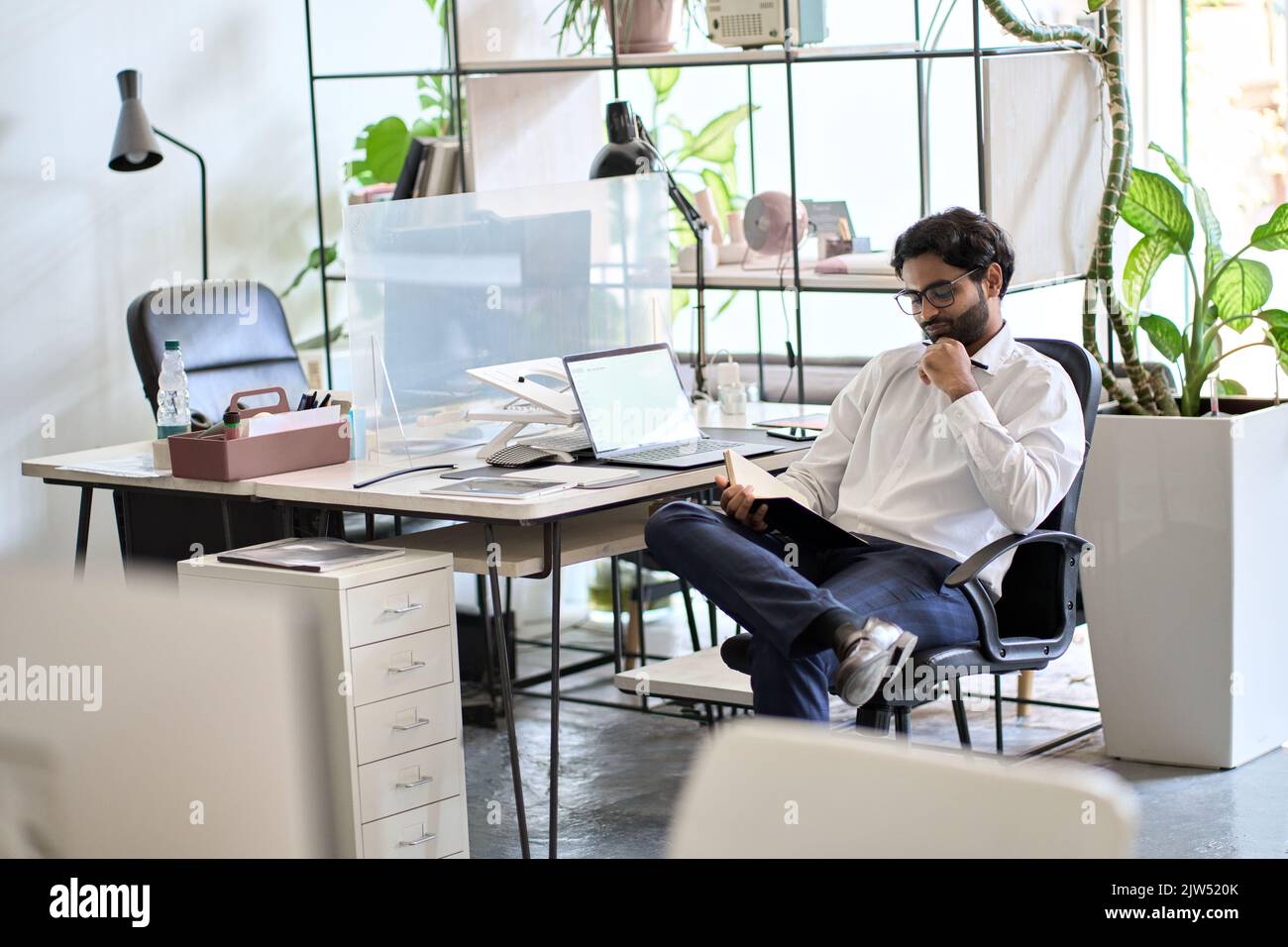Occupato uomo indiano di affari manager che lavora in ufficio di controllo agenda. Foto Stock