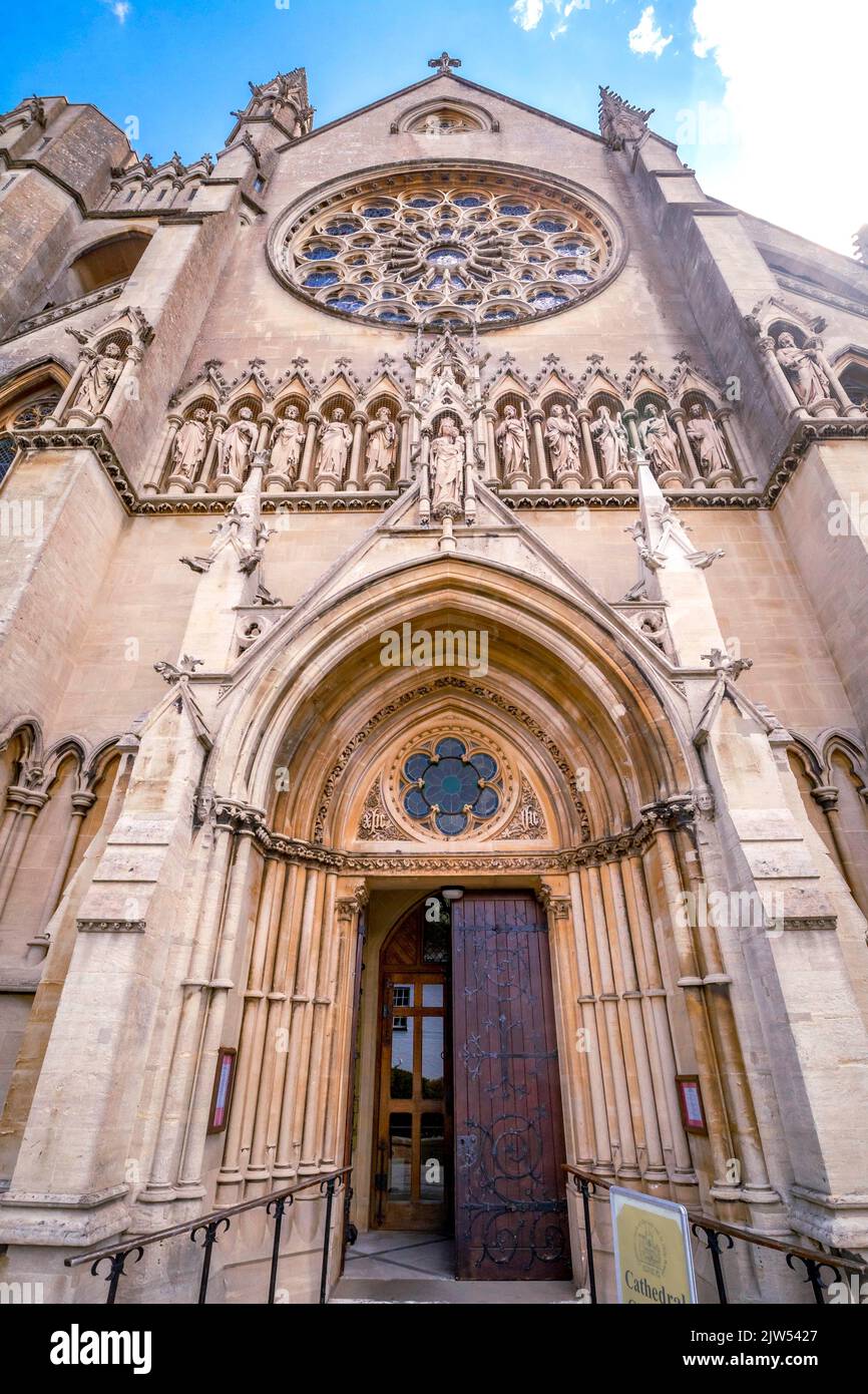 Ingresso sul fronte ovest alla Cattedrale di Arundel di nostra Signora e a St Philip Howard, West Sussex, Inghilterra, UK Gothic Revival. Architetto fu Joseph Hansom. Foto Stock