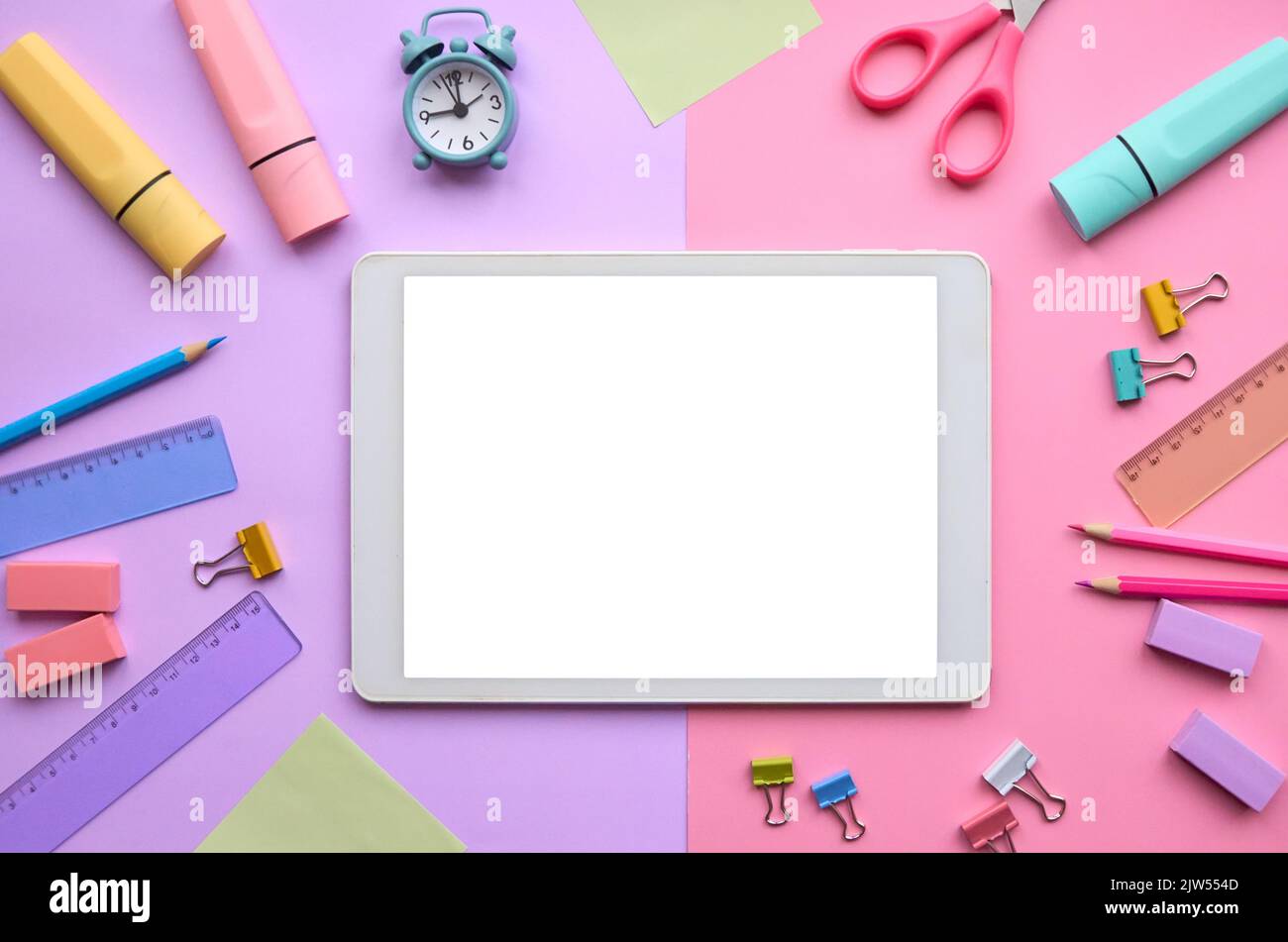 Schermo modello per tablet digitale su sfondo pastello per cartoleria scolastica. Foto Stock