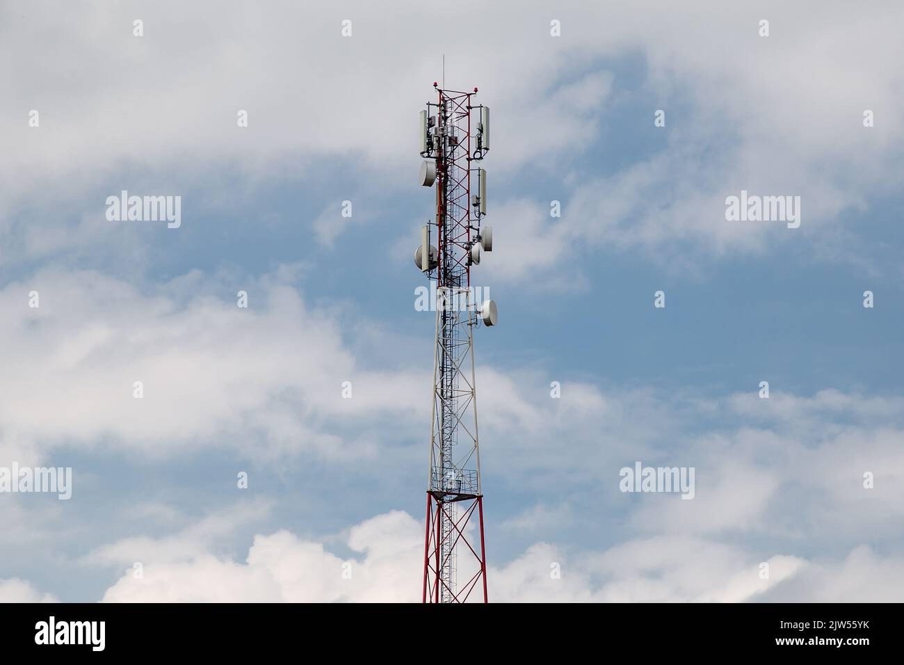 Telecomunicazioni. Torre cellulare su sfondo cielo blu. Foto Stock