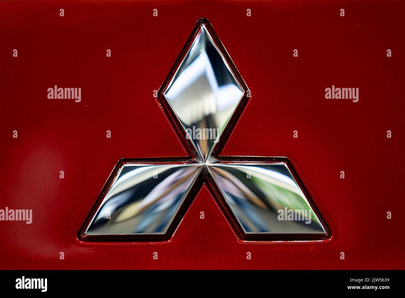 Sofia, Bulgaria - 3 giugno 2022: Primo piano del logo Mitsubishi è visto in rosso al Salone dell'automobile di Sofia. Foto Stock