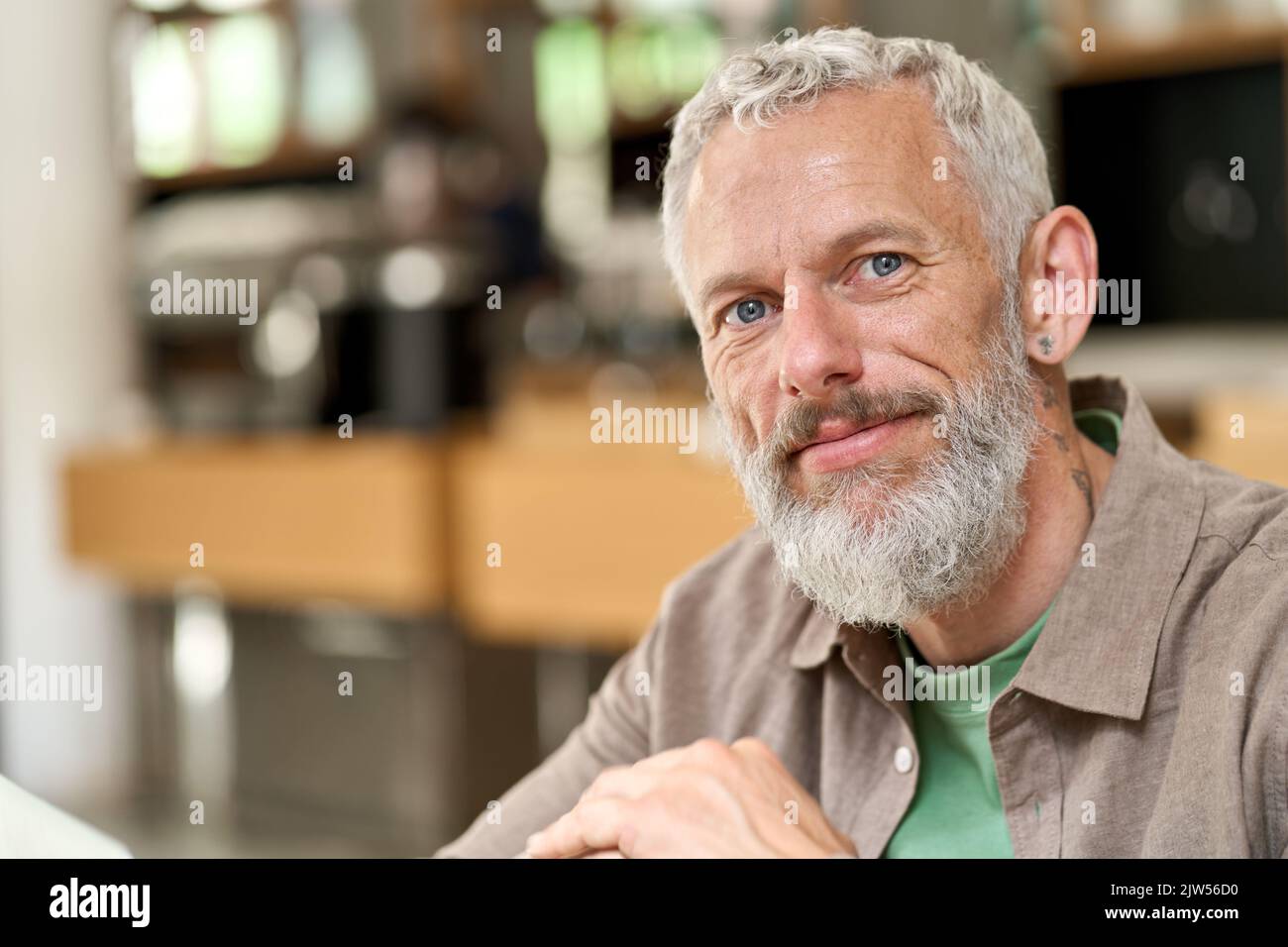 Felice uomo bearded vecchio di mezza età grigio-capelli primo piano ritratto headshot. Foto Stock