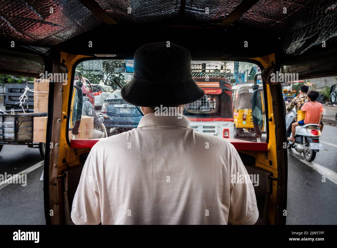 Phnom Penh, Cambogia. 03rd Set, 2022. Un autista tuk tuk naviga su strade trafficate durante una forte pioggia a Phnom Penh. (Foto di Matt Hunt/SOPA Images/Sipa USA) Credit: Sipa USA/Alamy Live News Foto Stock