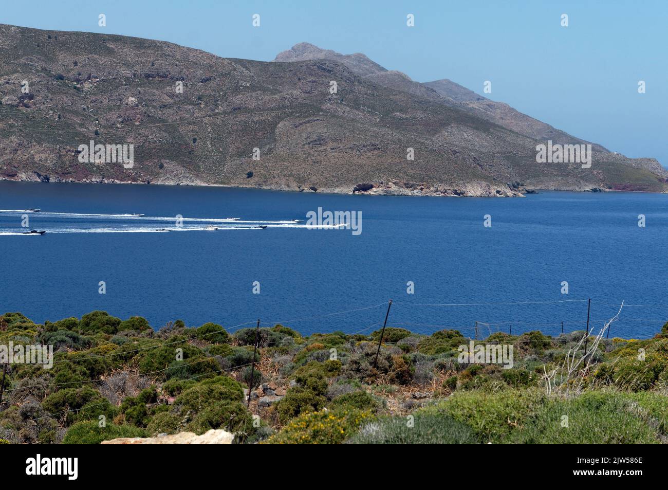 Barche ad alta potenza in formazione racing intorno Livadia Bay. Isola di Tilos, Dodecaneso, Grecia, UE Foto Stock