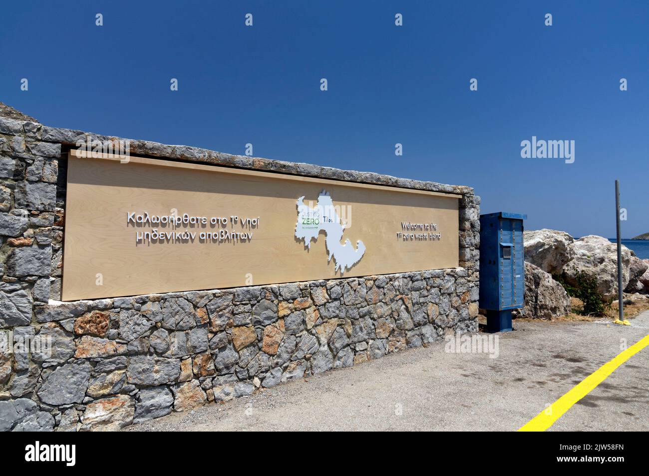 Insegna Tilos e mappa di soccorso al porto di Livadia - Benvenuti all'isola greca di Tilos, Dodecaneso, Grecia, UE Foto Stock