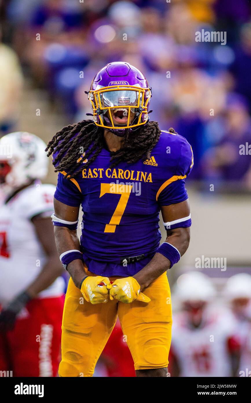 Greenville, North Carolina, Stati Uniti. 3rd Set, 2022. East Carolina Pirates sicurezza Gerard Stringer (7) celebra il suo sacco nel terzo trimestre contro il North Carolina state Wolfpack nella partita di calcio NCAA al Dowdy-Ficklen Stadium di Greenville, NC. (Scott Kinser/CSM). Credit: csm/Alamy Live News Foto Stock